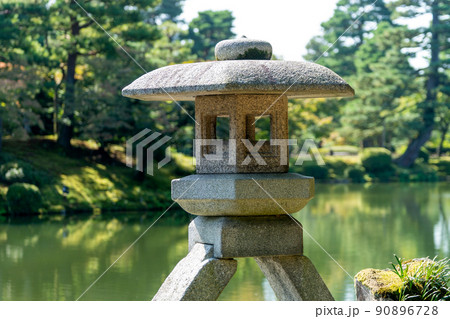 金沢を代表する観光名所　兼六園の秋景色・徽軫灯籠 90896728