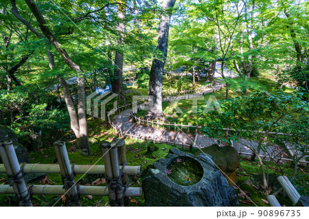 金沢を代表する観光名所 兼六園の秋景色・山崎山 金沢を代表する観光名所 兼六園の秋景色・山崎山 90896735