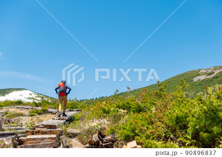 一切経山　登山者　女性　春 90896837