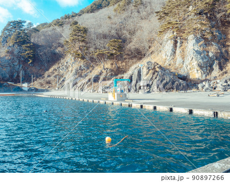 綺麗な海と接待漁港の全景 綺麗な海と接待漁港の全景 90897266