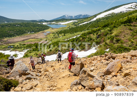 一切経山から望む　蓬莱山　磐梯山　登山者　女性 90897839