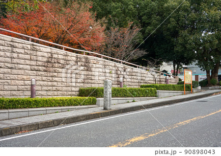 元町から港の見える丘公園に登る谷戸坂（横浜市山手町） 90898043