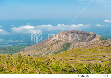 一切経山から望む　吾妻小富士　火口　雲の上 90898263