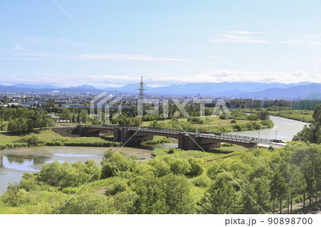 北海道・札幌　モエレ沼公園　ガラスのピラミッドから見る水郷東大橋と札幌市街 90898700