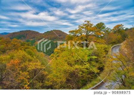 【和歌山県】10月・紅葉シーズン到来、雨上がりの高野龍神スカイラインからの眺め 90898975