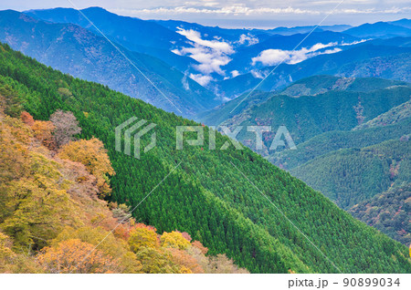 【和歌山県】10月・紅葉シーズン到来、雨上がりの高野龍神スカイラインからの眺め 90899034