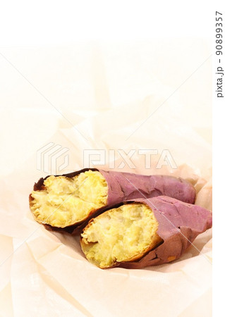 焼き芋 紅優甘 べにゆうか 紅はるか 2つに割ったところ 甘い 焼き芋 紅優甘 べにゆうか 紅はるか 2つに割ったところ 甘い 90899357