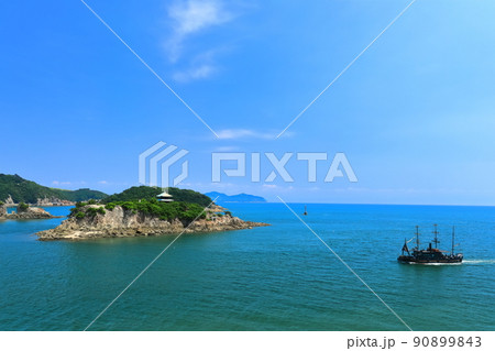 【広島県】快晴の平成いろは丸と弁天島（鞆の浦） 90899843
