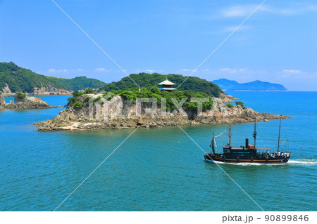 【広島県】快晴の平成いろは丸と弁天島（鞆の浦） 90899846