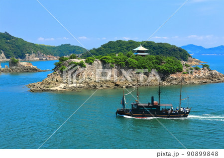 【広島県】快晴の平成いろは丸と弁天島（鞆の浦） 90899848