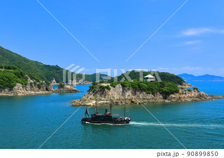 【広島県】快晴の平成いろは丸と弁天島（鞆の浦） 90899850