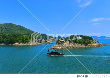 【広島県】快晴の平成いろは丸と弁天島(鞆の浦) 【広島県】快晴の平成いろは丸と弁天島(鞆の浦) 90899852