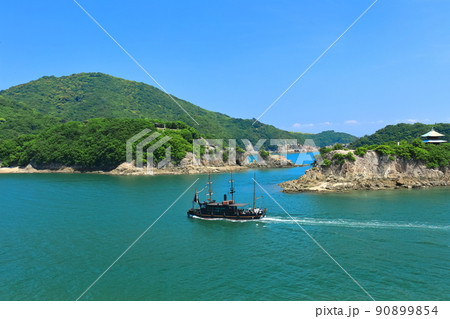 【広島県】快晴の平成いろは丸と弁天島(鞆の浦) 【広島県】快晴の平成いろは丸と弁天島(鞆の浦) 90899854