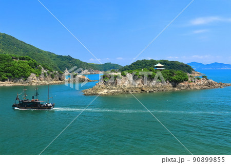 【広島県】快晴の平成いろは丸と弁天島（鞆の浦） 90899855