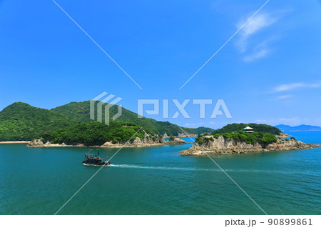 【広島県】快晴の平成いろは丸と弁天島（鞆の浦） 90899861