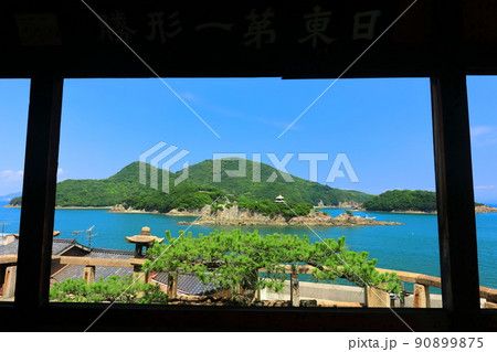 【広島県】快晴の福禅寺対潮楼から見た弁天島（鞆の浦） 90899875
