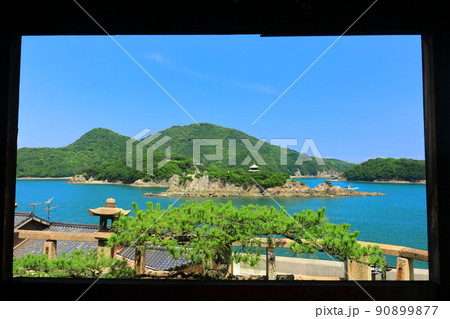 【広島県】快晴の福禅寺対潮楼から見た弁天島(鞆の浦) 【広島県】快晴の福禅寺対潮楼から見た弁天島(鞆の浦) 90899877
