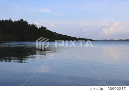沖縄県宮古島　朝凪の湾内 90900287