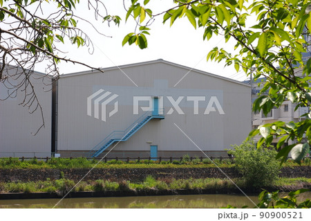 川沿いの工場、倉庫。製造業や流通業に利用される貸し倉庫、工場。 90900521