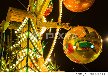 ドイツ　シュトゥットガルトのシュロスプラッツでのクリスマスマーケット 90901411