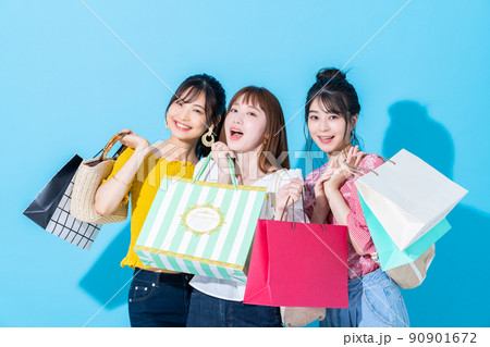 買い物をする若い女性 90901672