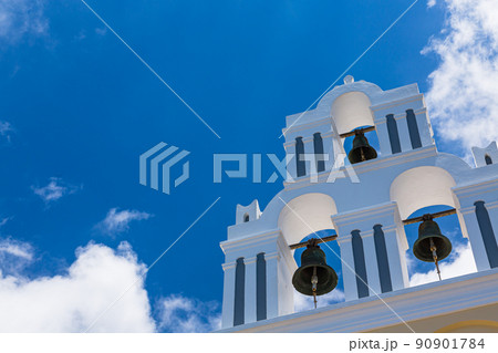 ギリシャ　サントリーニ島のフィロステファニにある藍頂教堂 90901784