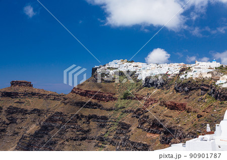 ギリシャ　サントリーニ島の断崖の上にあるフィロステファニとイメロヴィグリの白い街並み 90901787
