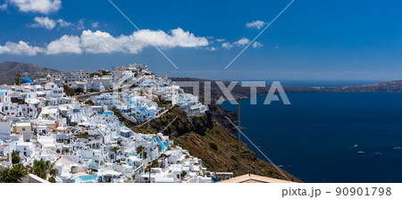ギリシャ　サントリーニ島の断崖の上にあるフィラの白い街並みとエーゲ海 90901798