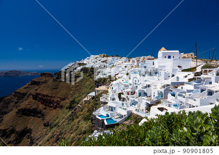 ギリシャ　サントリーニ島の断崖の上にあるイメロヴィグリの白い街並みとエーゲ海とスカロスロック 90901805