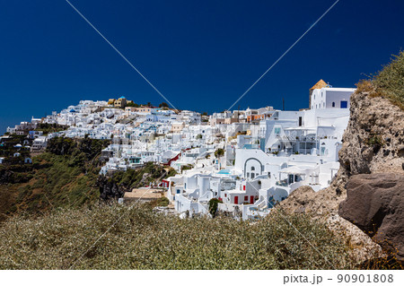 ギリシャ　サントリーニ島の断崖の上にあるイメロヴィグリの白い街並み 90901808