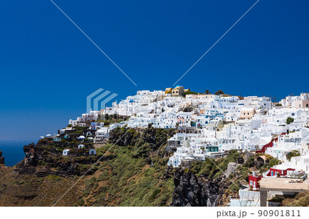 ギリシャ　サントリーニ島の断崖の上にあるイメロヴィグリの白い街並み 90901811