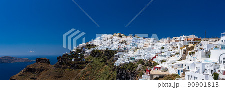 ギリシャ　サントリーニ島の断崖の上にあるイメロヴィグリの白い街並みとスカロスロック 90901813
