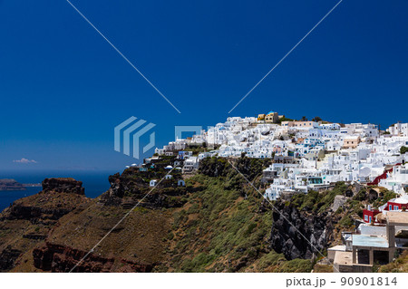 ギリシャ　サントリーニ島の断崖の上にあるイメロヴィグリの白い街並みとスカロスロック 90901814