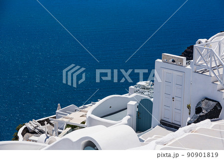 ギリシャ サントリーニ島のイメロヴィグリの白い街並み ギリシャ サントリーニ島のイメロヴィグリの白い街並み 90901819