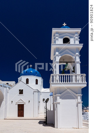 ..ギリシャ　サントリーニ島のイメロヴィグリのブルードームの主の復活の教会 90901824