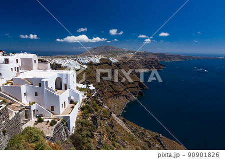 ギリシャ　サントリーニ島の断崖の上にあるイメロヴィグリの白い街並み 90901826