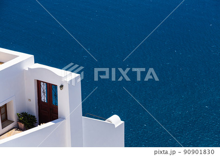 ギリシャ　サントリーニ島のイメロヴィグリの白い街並み　海へと続く扉 90901830