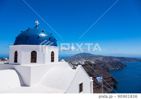 ギリシャ　サントリーニ島のイメロヴィグリのブルードームの主の復活の教会から見えるサントリーニ島の風景 90901836