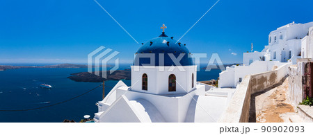 ギリシャ　サントリーニ島のイメロヴィグリのブルードームの主の復活の教会と白い街並み 90902093