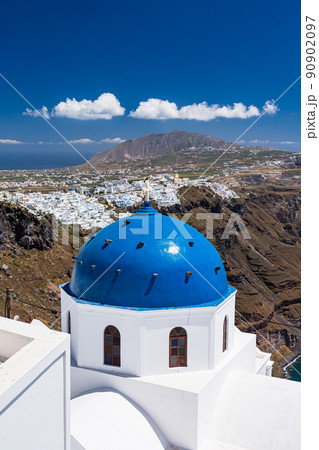 ギリシャ　サントリーニ島のイメロヴィグリのブルードームの主の復活の教会から見えるサントリーニ島の風景 90902097