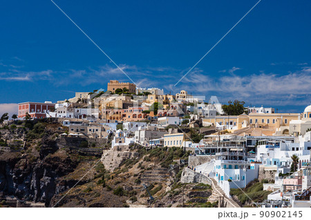 ギリシャ　サントリーニ島の丘にあるフィラの街並み 90902145