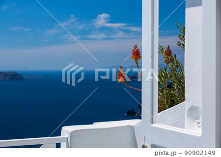 ギリシャ サントリーニ島のフィラの白い町並み ギリシャ サントリーニ島のフィラの白い町並み 90902149