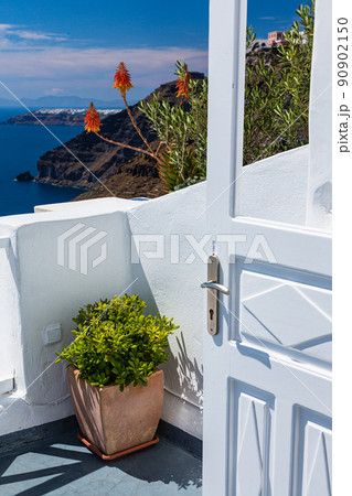 ギリシャ　サントリーニ島のフィラの白い町並み 90902150