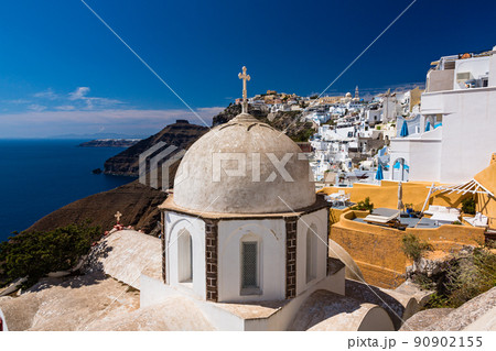 ギリシャ　サントリーニ島のフィラにある聖イオアニス・テオロゴス教会と街並み 90902155