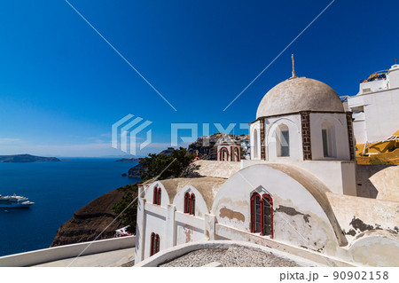 ギリシャ　サントリーニ島のフィラにある聖イオアニス・テオロゴス教会と街並み 90902158