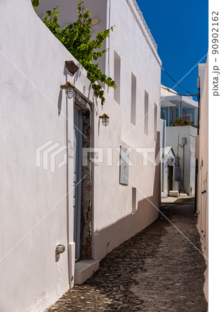 ギリシャ　サントリーニ島のフィラの町並みと細い路地 90902162