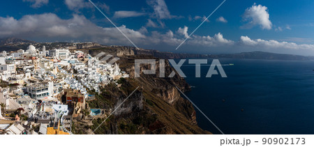 ギリシャ　サントリーニ島の断崖の上にあるフィラの街並みとエーゲ海 90902173