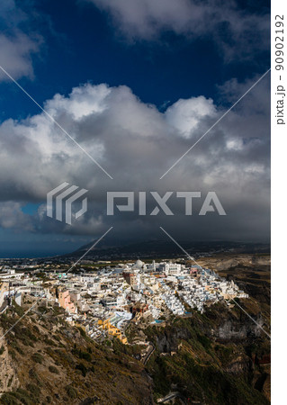 ギリシャ　サントリーニ島の断崖の上にあるフィラの街並み 90902192