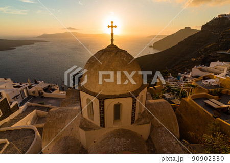 ギリシャ　サントリーニ島のフィラにある聖イオアニス・テオロゴス教会から見える夕焼けで染まった空 90902330