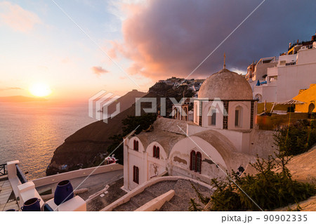 ギリシャ　サントリーニ島のフィラにある聖イオアニス・テオロゴス教会から見える夕焼けで染まった空 90902335